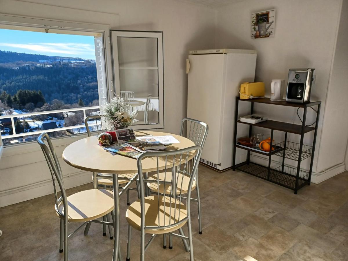 2 Hebergements Differents Un Gite Avec 2 Chambres Et Une Chambre Avec Kitchenette Murat-le-Quaire