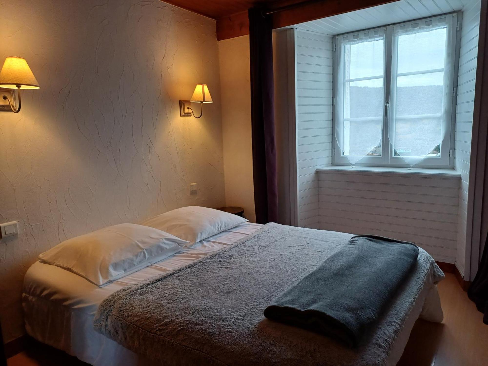 2 Hebergements Differents Un Gite Avec 2 Chambres Et Une Chambre Avec Kitchenette Ferienhaus